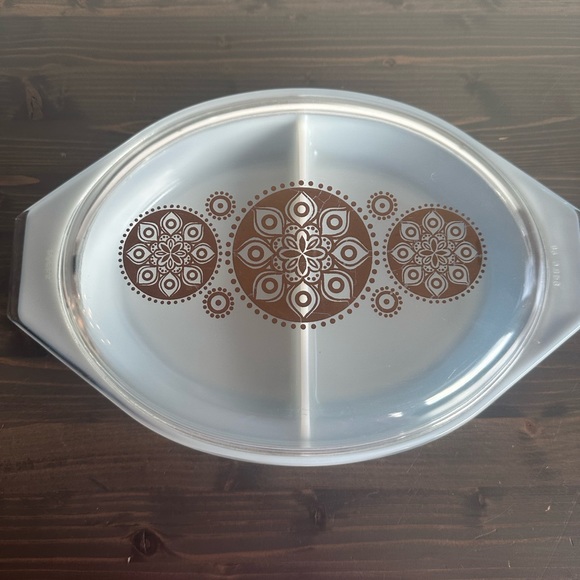Vintage 1.5 qt Pyrex split dish 
Royal / Holiday promo piece  1961 - Picture 11 of 16